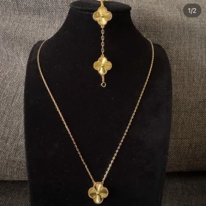 Klöver set  - Elegant klöver set  925 sterling silver doppat i 18k guld, halsband och armband, helt nytt aldrig använt 