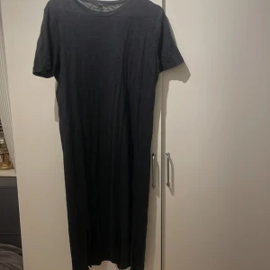 Svart klänning från COS - Säljer en stilren svart klänning från COS i storlek S. Klänningen har korta ärmar och en enkel design som gör den lätt att matcha med olika accessoarer. Gjord i tunt material 💘
