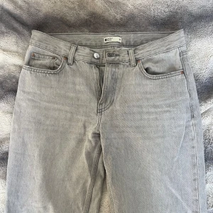 Grå jeans - Snygga grå jeansbyxor med medelhög midja. Små slitningar längs ner men inget som påverkar användning. Är 175 cm lång och de är ner till fötterna på mig. 