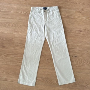 Beige chinos från Polo Ralph Lauren - Snygga beige chinos från Polo Ralph Lauren med klassisk design. Byxorna har en rak passform. De är 164/170 och jag säljer dem för att de har blivit för små.