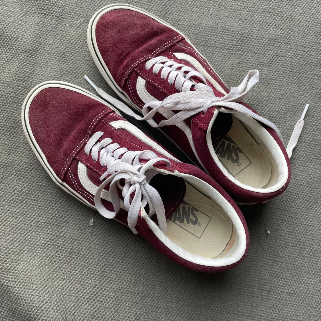 Vinröda vans skor