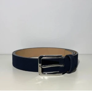 Marinblått mockabälte - Ett helt nytt mockabälte i marinblå färg, tar emot byten och priset kan diskuteras vid snabb affär! Vid frågor/funderingar tveka inte på att höra av er! 🤝