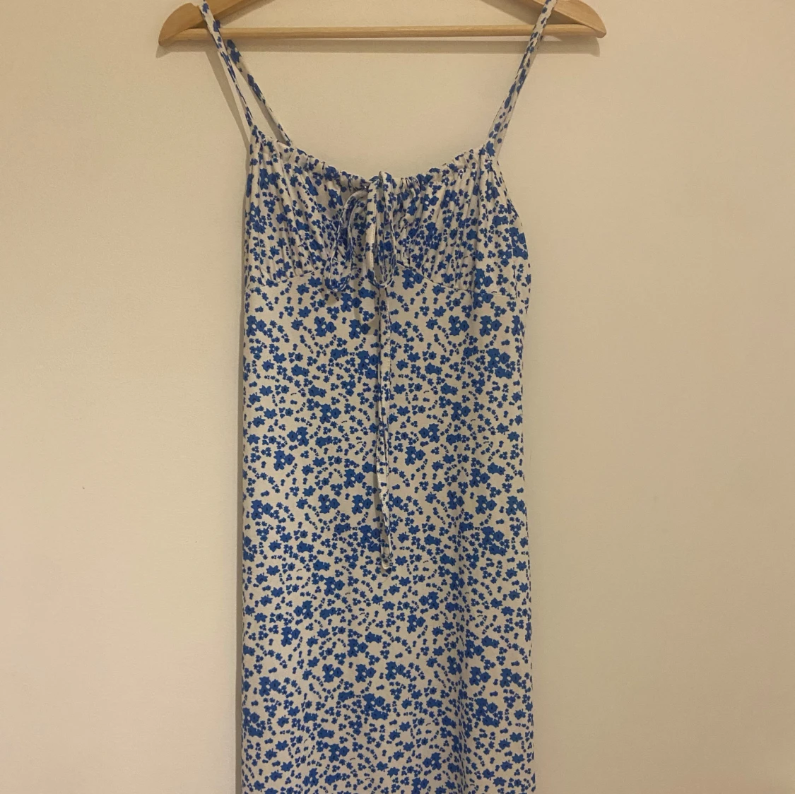 Blommig klänning med smala axelband