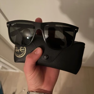 Rayban boyfriend  - Snygga svarta solglasögon från Ray-Ban, modell boyfriend, (RB4147).  Kommer med ett svart fodral med Ray-Ban-logga. De är i bra skick nån ynka repa men inget man märker vid användning. Fodralet tillkommer tyvärr har jag tappat bort putsduken. Nypris runt 1100, mitt pris 649.