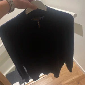 Svart kofta från Stenströms - Snygg svart kofta från Stenströms med dragkedja framtill. Perfekt för en stilren look och passar till många olika tillfällen. Koftan har långa ärmar och är tillverkad i ett mjukt material. Nypris 2300. Pris kan diskuteras 9/10 skick.