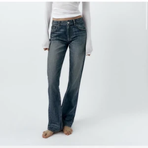 Blå bootcut jeans - Snygga blå bootcut jeans med en klassisk femficksdesign. De har en medelhög midja och en lätt tvättad look som ger en avslappnad stil. Perfekta för en trendig vardagslook.