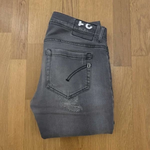 Dondup george  - Ett par dondup i modellen george, med feta slitningar! Jeansen är stl 31 och i fin fint skick! Dm vid intresse!