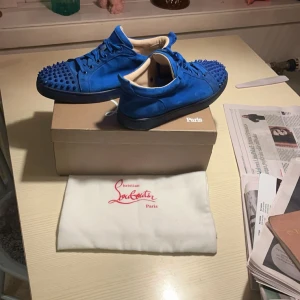 Christian Louboutin - Säljer mina feta Christian Louboutin skor i den blåa unika färgen, box, bag följer med! 8/10 skick förutom att några spikar är av men inget man tänker på! Tveka inte att skriva vid frågor!! PRISET ÄR INTE HUGGET I STEN!!