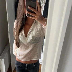 Vitt blus från zara !Säljs inte längre!! - Säljer denna vitta topp från zara som inte säljs längre. Den har v line med volang och är i vitt krämig färg och endast använd ungefär 3 gånger så den är i nyskick och är köpt i barcelona på zara. 