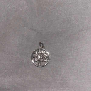 Poison tree berlock från Thomas Sabo - Poison tree ifrån Thomas Sabo med ett detaljerat trädmotiv. Perfekt som en personlig touch till ditt halsband eller armband. Hänget har en rund form och är tillverkat i silver, vilket ger en tidlös och stilren look.