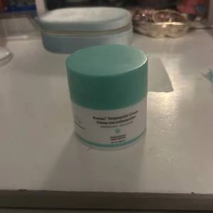 Drunk elefant  - En återfuktande ansiktskräm från Drunk Elephant med polypeptider för att stärka och återfukta huden. Kommer i en burk med turkos lock och vit bas. Innehåller 50 ml och kostar i ordinarie pris 800 kr 