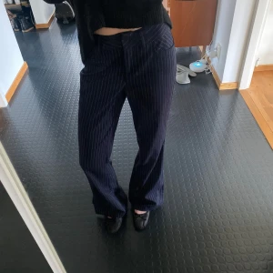 Mörkblå kostymbyxor  - Säljer dessa mörkblå  kostymbyxor med tunna vita ränder på!💗 Använda fåtal gånger och har inga defekter. 