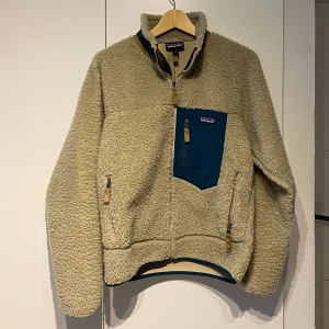 Patagonia Fleecejacka - Säljer denna snygga fleecejackan/fleecetröjan från patagonia! Skicket är nytt, vilket man ser på fleecen som är riktigt fluffig och go. Storlek S men ärmarna är ganska långa. Helt enkelt ett perfekt plagg nu till våren! Skriv om du har frågor eller prisförslag😁
