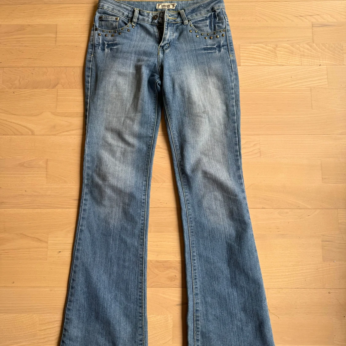 Bootcut jeans med nitar