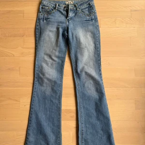 Bootcut jeans med nitar - Säljer nu mina skitsnygga vintage jeans från Onado med coola nitar vid fickorna. De har en bootcut-stil och en klassisk femficksdesign. Midjemått: 37, total längd: 105, 25cm vida i benen! 💗 skriv om du har frågor! Storlek S passar även M, då jeansen är stretchiga.