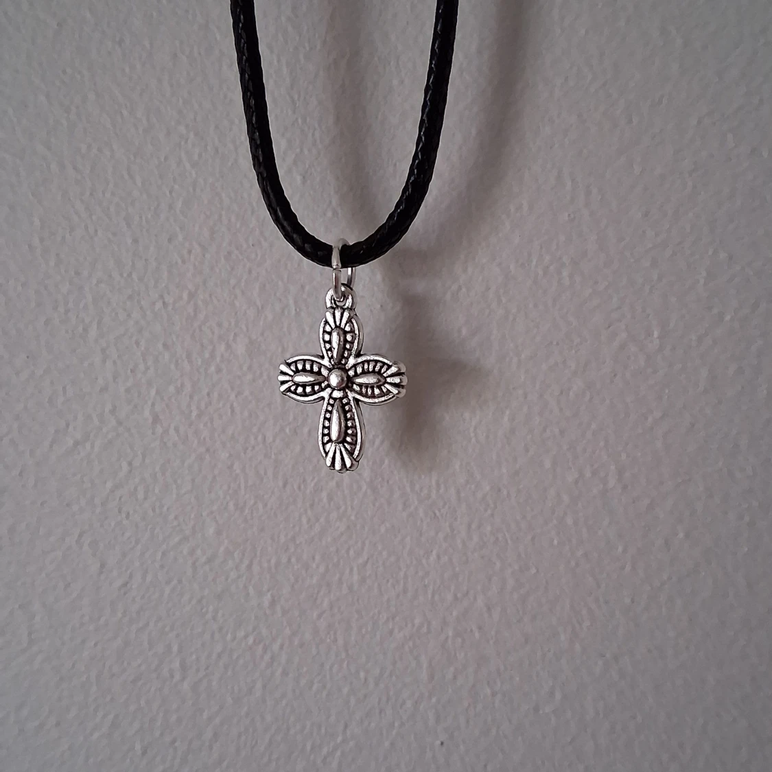 Silverfärgat korshalsband - 2