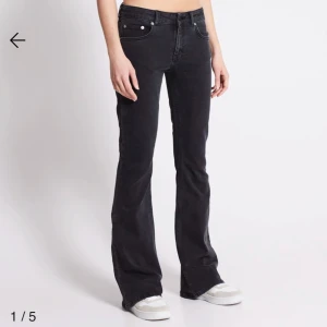 Svarta bootcut jeans med lågmidja från Lager 157 - Snygga svarta bootcut jeans med låg midja från Lager 157. Säljer då de tyvärr inte kommer till användning längre. 