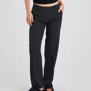 Maddie kostymbyxor tall - Snygga svarta kostymbyxor från bikbok i modellen ”maddie tall”  med låg/medelhög midja och rak passform. Passar oss som är 170 och längre. Byxorna är i nyskick och endast provade. Säljes pga lite små. Kan även tänka mig att byta till storlek 38