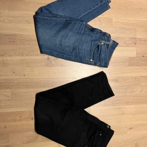 2 st Jeans från Levi’s - Säljer två st jeans från Levi’s som jag har vuxit ur. Färgerna Marinblå och Svart i storlek W28 L30. Säljer båda för 500 och ett par för 300. Tveka inte på att höra av dig vid frågor!!😃BVSA!!