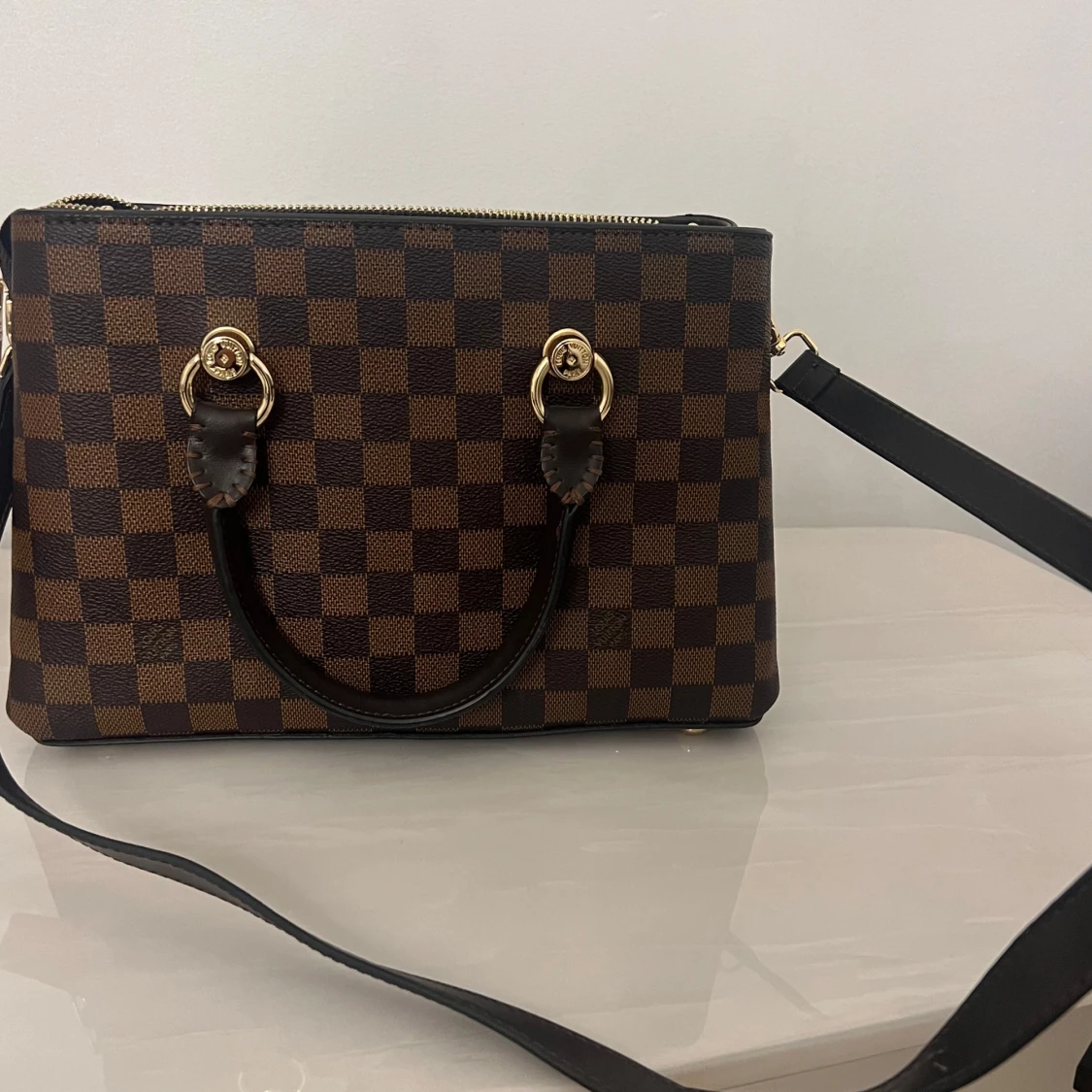 Rutig axelväska med dragkedja