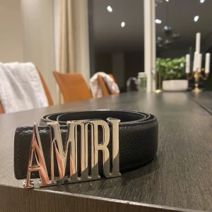 Amiri bälte  - I perekt skick! Är justerbart. Storlek 105.