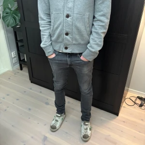 Svarta Replay jeans  - Snygga Replay jeans, storlek 32/34, mycket bra skick, inga slitningar eller annat. 