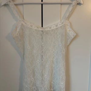 Lace Top - Jättefint linne i spets som är i från Nelly💗Toppen är aldrig använd men lappen är bortklippt💗nypris 250. Skriv innan du köper då annonsen är upplagd på flera plattformar💗
