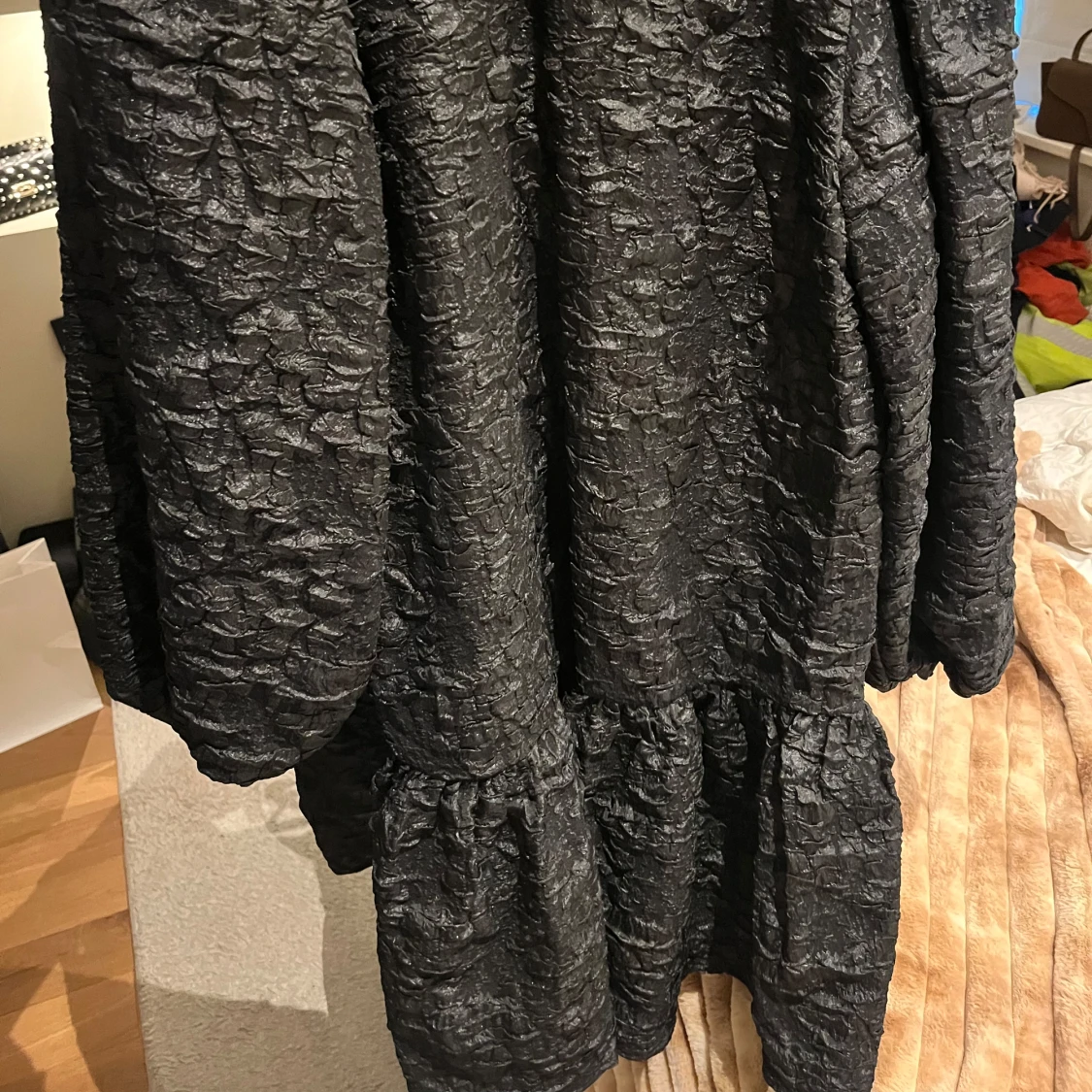 Svart klänning med knytning