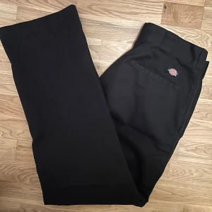 Svarta Dickies 874 - Raka 874 i storlek W33/L32.                                           Bra skick, inga defekter. Nypris 749kr