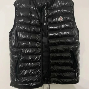 Moncler Väst XL - Säljer min moncler pågrund av att jag inte använder den längre den är i bra skick 9/10 bra kvalitet med. Pris kan diskuteras via intresse.