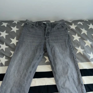 JACK & JONES JEANS - Säljer dessa snygga grå jeans från Jack & Jones. Dessa har aldrig används förutom en gång. Dessa jeans har i princip inga tecken på användning och är i modellen Relaxed/Chris. Storleken på dessa är 30/30. Om du har några funderingar eller frågor, tveka inte på att höra av dig :) 