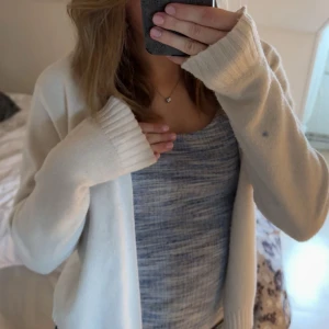 Vit kofta från Vila - Säljer en stilren vit kofta från Vila. Den har långa ärmar och är tillverkad i ett mjukt material som ger en skön känsla. Perfekt att slänga över en topp för en avslappnad look💞🫶🏼🌸 storlek S från vila!!