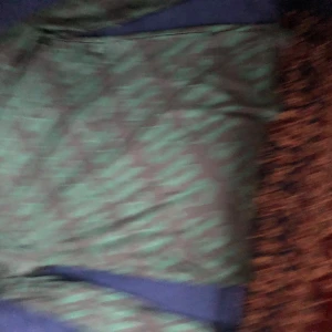 Grön och svart underställ från Jägermeister - Säljer en cool grön och svart underställ från Jägermeister med ett unikt mönster. tillverkad i polyester och har en avslappnad passform. Perfekt för dig som åker skidor/snowboard 