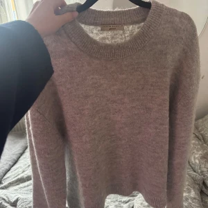 Stickad tröja - Mysig grå stickad tröja från Gina Tricot i premiumkvalitet. Perfekt för kyliga dagar med sin klassiska design och bekväma passform. 