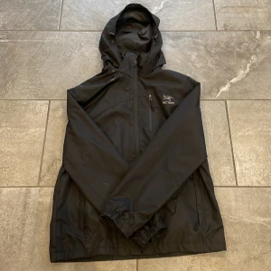 Arcteryx jacka - En arcteryx vindjacka i fint skick.Jackan är väldigt tunn men har en jätte varm insida. Är storlek L men den sitter mer som S/M. Skriv vid funderingar. Vill gärna sälja snabbt så priset kan sänkas vid snabb affär.
