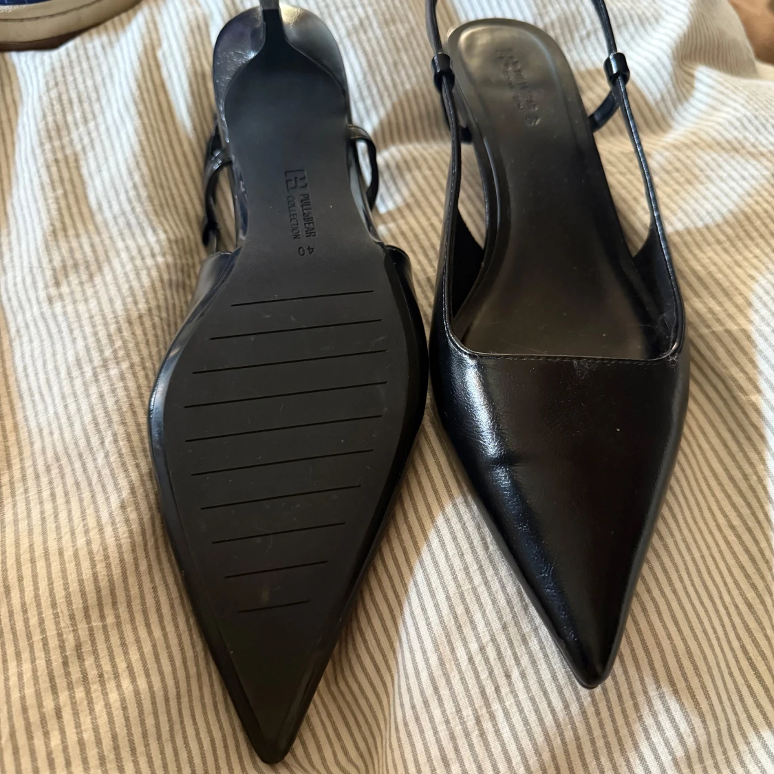 Svarta slingbacks med spetsig tå - 1