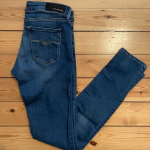 Replay dam jeans - Säljer ett par snygga Replay jeans i storlek W30 L32. De är i mycket bra skick och har inga tecken på användning. Hör av er vid frågor eller bud.