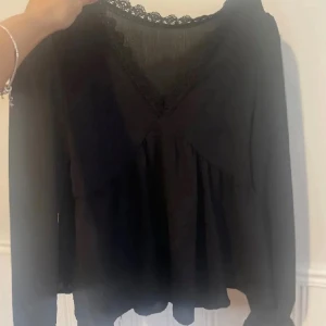Långärmad topp/blus - Jättefin långärmad blus/topp med spetsdetaljer. Vet tyvärr inte vart den är ifrån då lappen är bortklippt. Säljer då den tyvärr är lite för liten på mig, men verkligen jättefin på om den passar en. ❤️Skriv om ni har några frågor eller vill ha fler bilder❤️