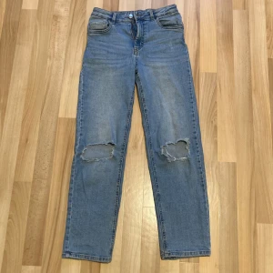 Blå jeans från LAB Industries - Blå jeans från LAB Industries med hål på knäna och en justerbar midja. Tecken av användning kan synas på bakfickorna, men inget som syns tydligt.💕💕💕