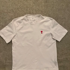 AMI T-shirt  -  en stilren vit t-shirt från Ami Paris i ny skick! Använt i 3 veckor. Nypris 1600