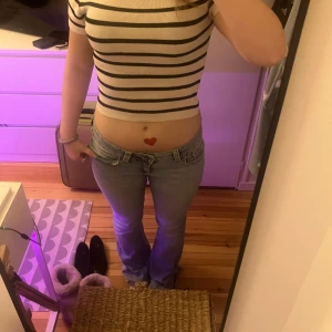 Randig ribbad topp från Gina Tricot - Säljer en snygg ribbad topp från Gina Tricot i storlek M. Toppen är vit med svarta ränder och har korta ärmar. Aldrig använt.