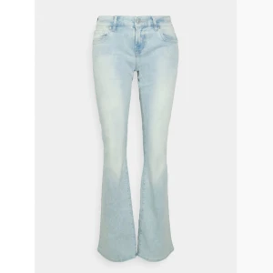 Ljusblå bootcut jeans - Snygga ljusblå LTB jeans i modellen Roxy, storlek 30x30, som bara används en gång. Säljer då de var för stora för mig. Byxorna är jättesköna då de är tillverkade i mjukt denimtyg. Nypris runt 700 o säljer för 600, men vid snabb affär kan jag gå ner i pris!