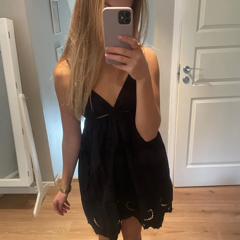Jätte fin och gullig klänning från zara. Storlek xs men passar även mig som har s. Myxket bra skick!. Mekot.
