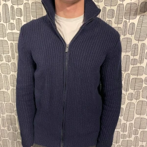 Fullzip ifrån Massimo dutti - Snygg mörkblå stickad tröja med dragkedja och hög krage. Märke: Massimo dutti. Perfekt skick