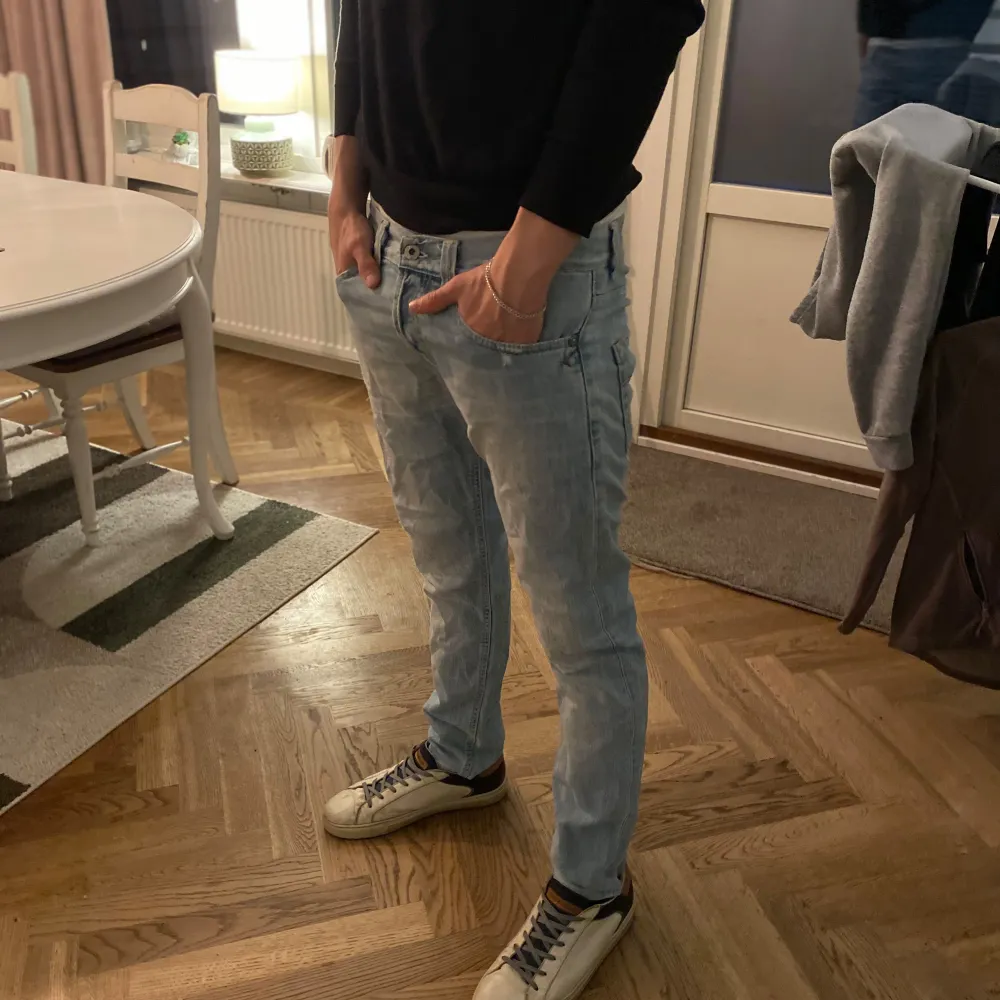 Snygga ljusblå jeansbyxor med en avslappnad passform från dundup. Perfekta för en casual look. De har en klassisk femficksdesign och en bekväm midwaist. Matcha med sneakers för en stilren outfit.. Farkut & Housut.