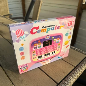 Rosa pedagogisk leksaksdator - Säljer en rosa pedagogisk leksaksdator för barn från 3 år. Den har en liten skärm, färgglada knappar med bokstäver och siffror, samt djurmotiv. Perfekt för att lära sig bokstäver, ord och musik. Leksaken har även ljudfunktioner och är batteridriven.