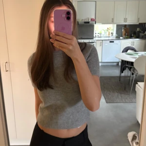 Stickad tröja - Grå stickad tröja i storlek S från Zara. Knappt använd så väldigt bra skick!!