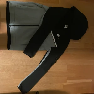 Nike tech - Skyst svart grå  Nike hoodie. Fint skick använd men inga fläckar eller hål. storlek S. Passar för kyligare dagar! Skriv till mig om mer info.