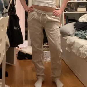 Beige linnebyxor med snörning - Superfina men har några ”defekter”, ett hål i skrevet som är ihopsytt som man ser på bild 2 och då har det även blivit att man har sytt längs benet och det har då blivit jack på sidorna av benen där man slutade sy, det ser man på bild 3 och 4💕 Inget av detta syns dock eller tänks på när man har de på sig❤️