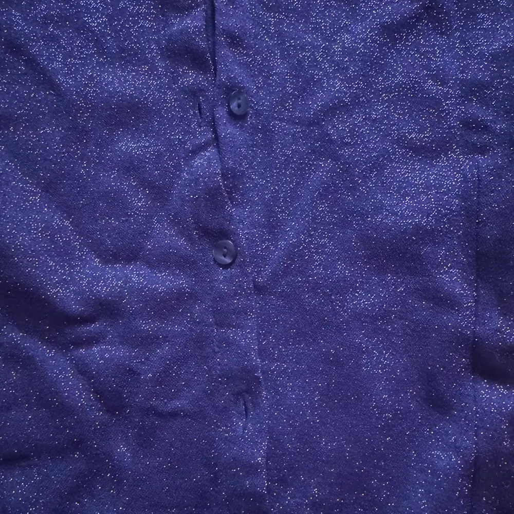 Säljer en snygg lila skjorta från gammalLindex med glittrigt material och trekvartsärmar. Fick från min moster, men används inte. 💜. Paidat.